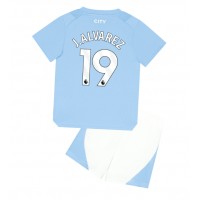 Camiseta Manchester City Julian Alvarez #19 Primera Equipación Replica 2023-24 para niños mangas cortas (+ Pantalones cortos)